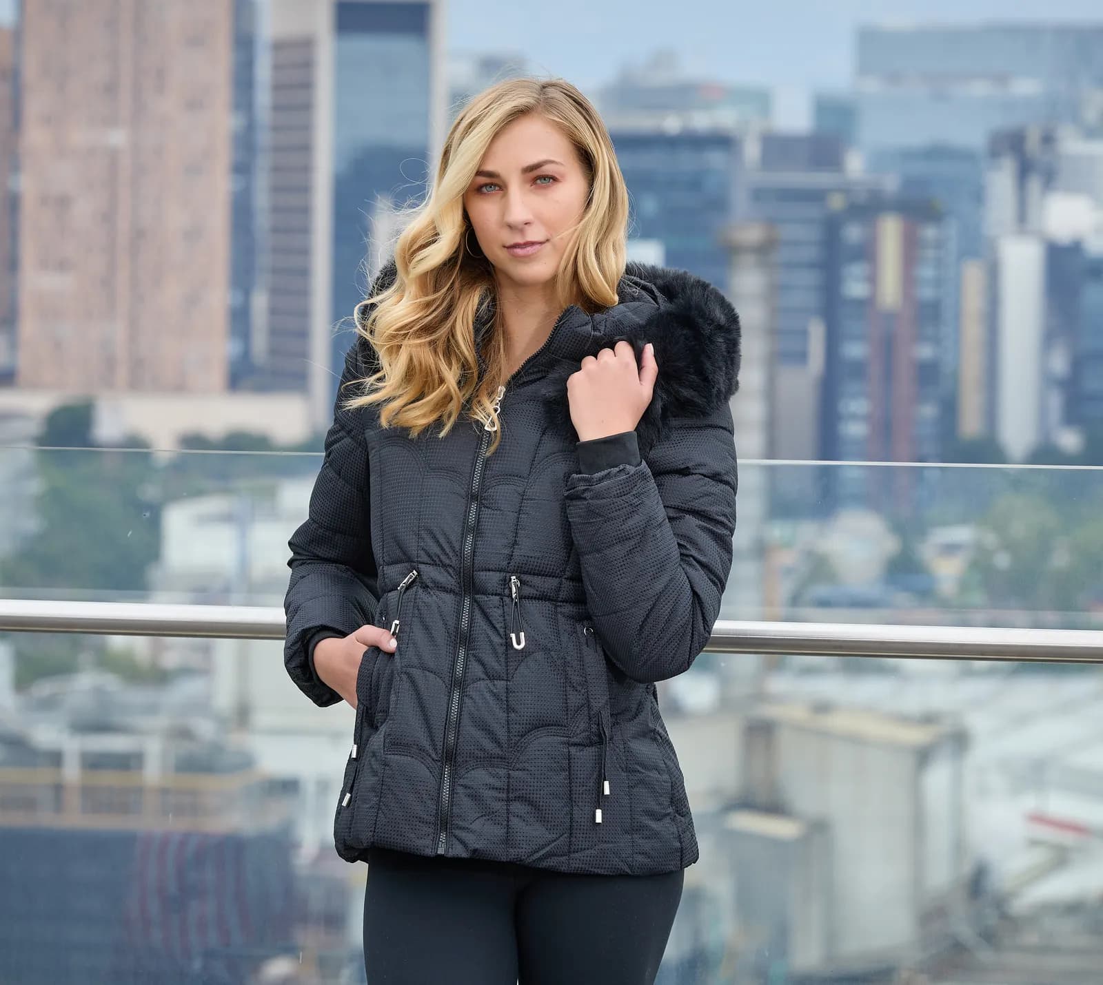 Nube — Chamarra con gorro de fur — foto 1